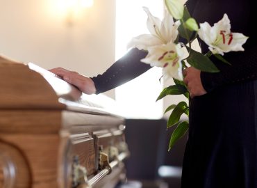 People,And,Mourning,Concept,-,Woman,With,White,Lily,Flowers